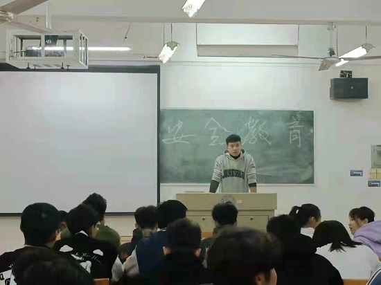 说明: C:\Users\Administrator\Desktop\2026世界杯官网召开期末安全教育主题班会2021.12.27\2026世界杯官网召开期末安全教育主题班会2021.12.27\1.jpg